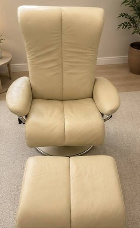 Poltrone: Original Stressless Blues Relaxsessel mit Hocker | Leder  – Usato da Unterengstringen venduto da nan_7src 1