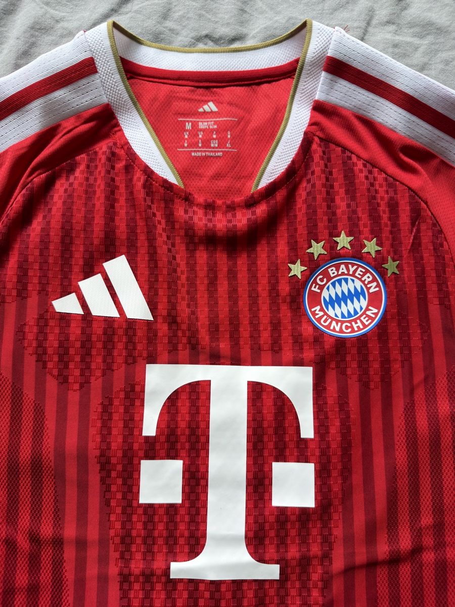 Bayern München Canottiere & Pantaloni: FC BAYERN MÜNCHEN TRIKOT 25/26 – Nuovo e nell'imballaggio originale da Biberist venduto da Eliasm_18 1