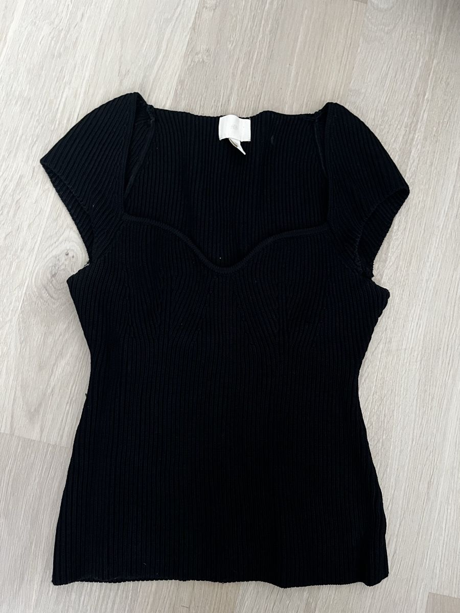 H&M Tops: H&M Black rib knit Top – Gebraucht aus Erlenbach ZH von montecristo2 1