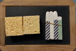 Schiefertafel mit Kreide und Schwamm guter Zustand