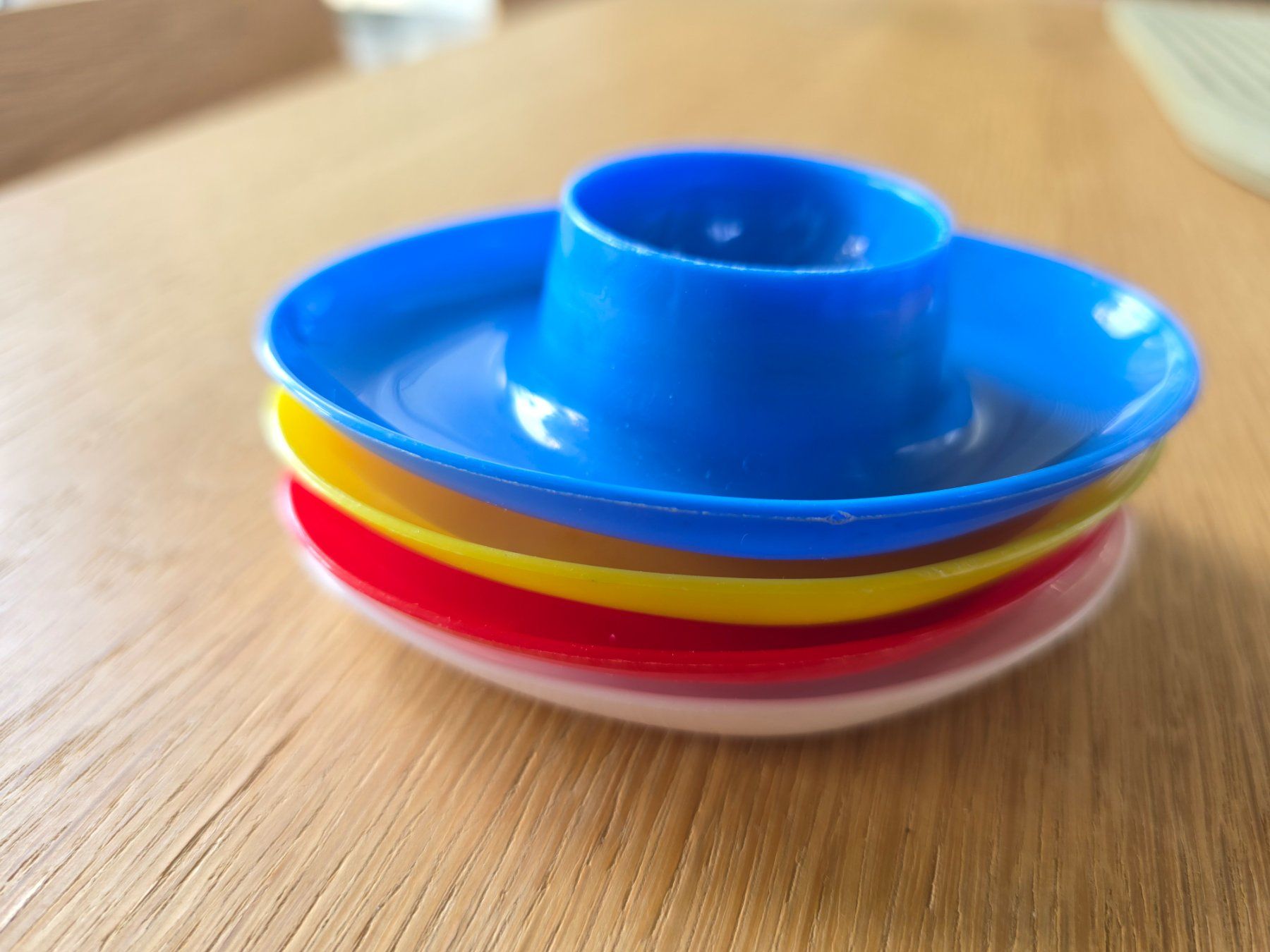 Autre vaisselle: 4 Vintage Kunststoff-Eierbecher – D'occasion à Adligenswil par Vasi1 1