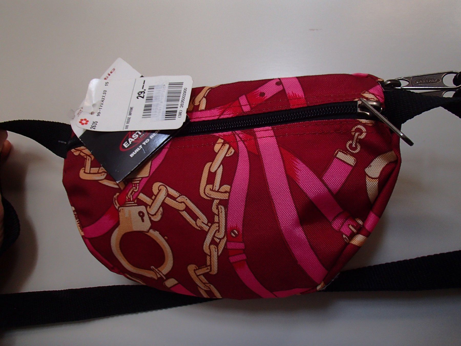 Eastpak Taschen für Damen: kleine rote EASTPAK Bauch-oder Umhängetasche Handschellen – Neu und originalverpackt aus Schöfflisdorf von pullux 4