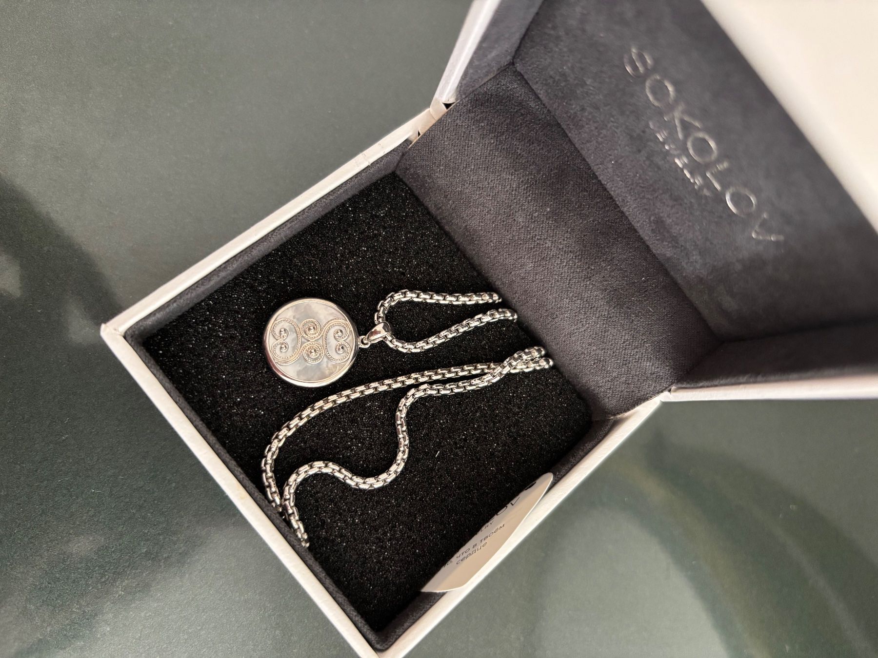 Colliers: Collier russe – Neuf avec emballage d'origine à Neuchâtel par Anna87