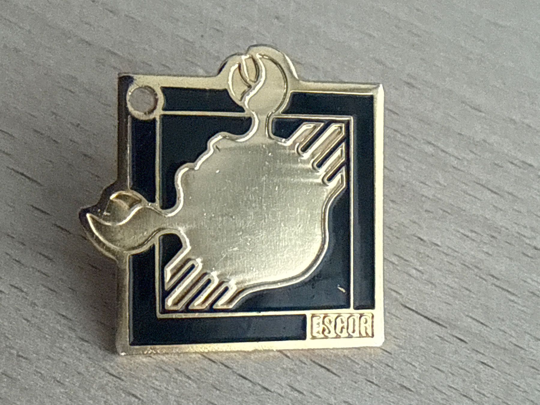 Plaketten & Abzeichen: Pin Escor – Gebraucht aus Glattbrugg von Schweigmatt