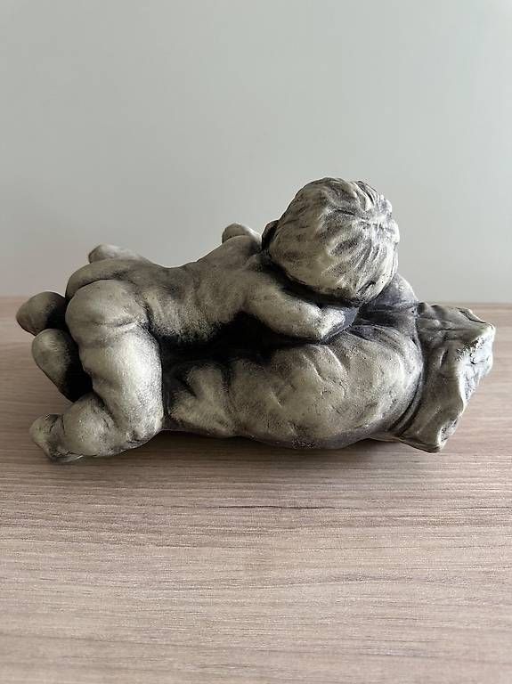 Statuette: Baby in Hand Statue aus Stein – Usato da Gebenstorf venduto da Nerdtopia 1
