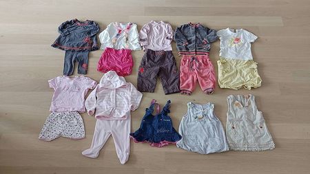 Lot d'habits fille de 4 à 6 mois - 31 pièces.