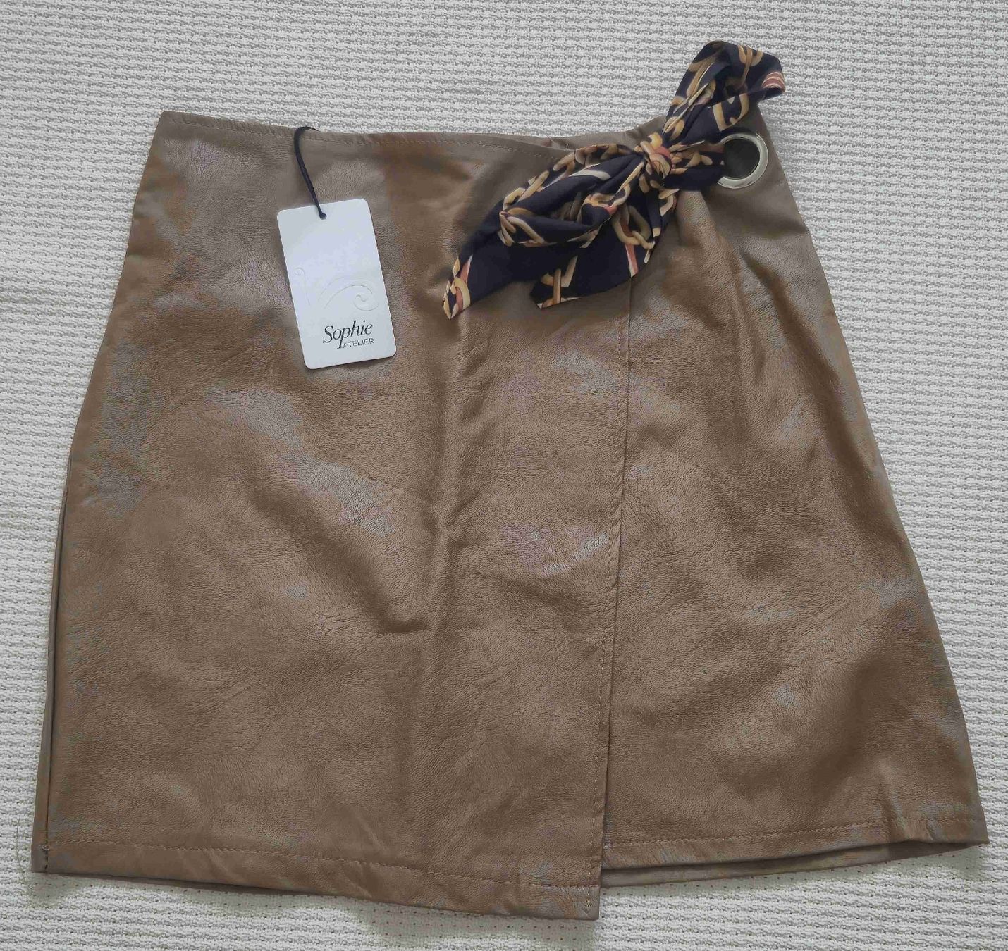 Röcke: Jupe simili cuir camel – Neu und originalverpackt aus Le Locle von Arya4