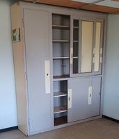 Armoire d'atelier en bois 4 portes coulissantes + une porte
