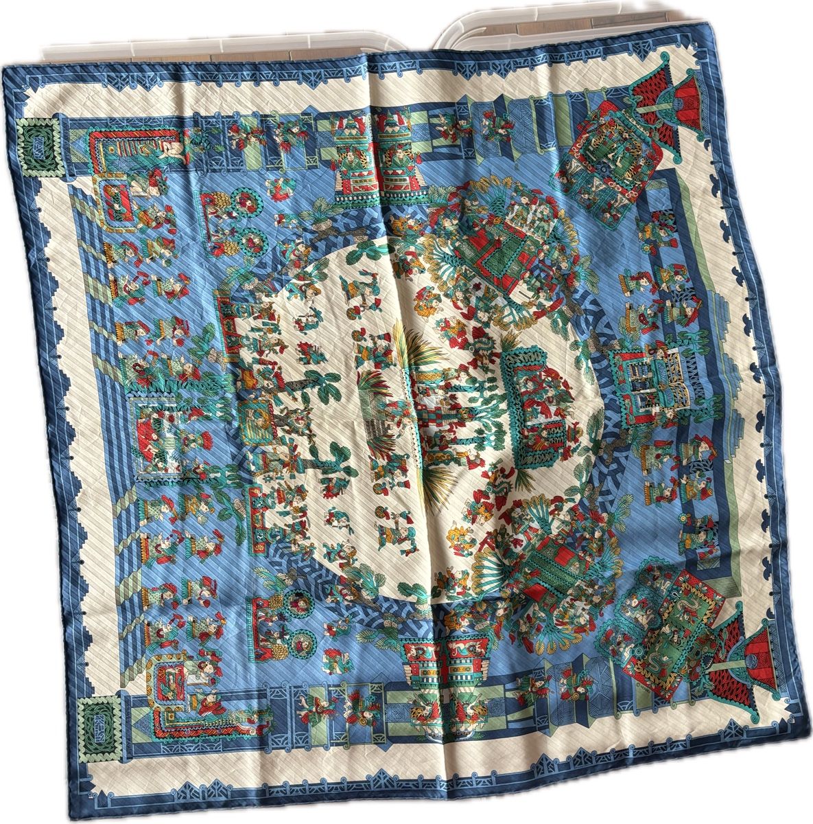 Hermès Foulard & Sciarpe: Foulard Hermès Astres et Soleils – Usato da Dotzigen venduto da SecondHandGems