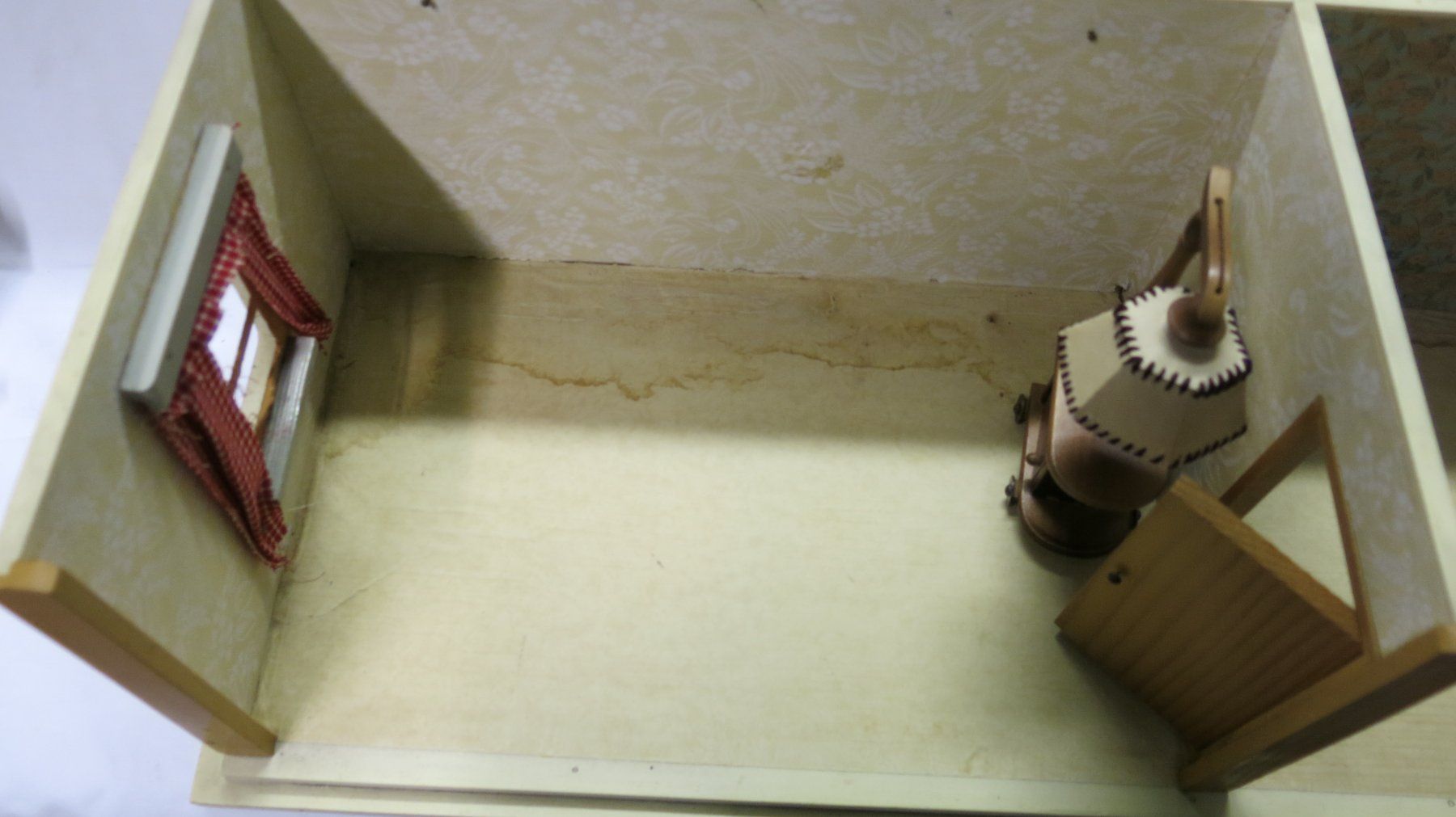 Case e mobili per bambole: Maison de poupée vintage à restaurer – Usato da Fey venduto da sverigi 2