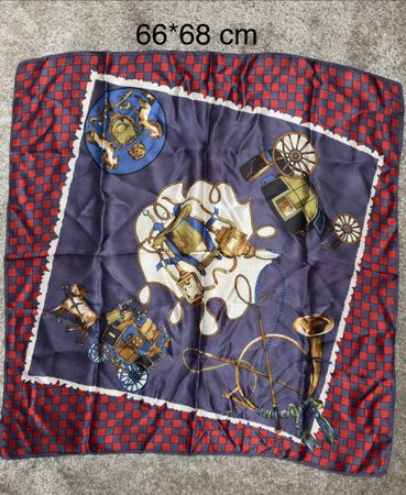 Foulard en soie vintage – 66 x 68 cm