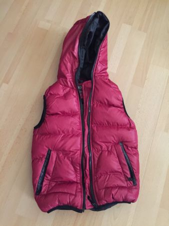 Kindergilet in bordeauxrot