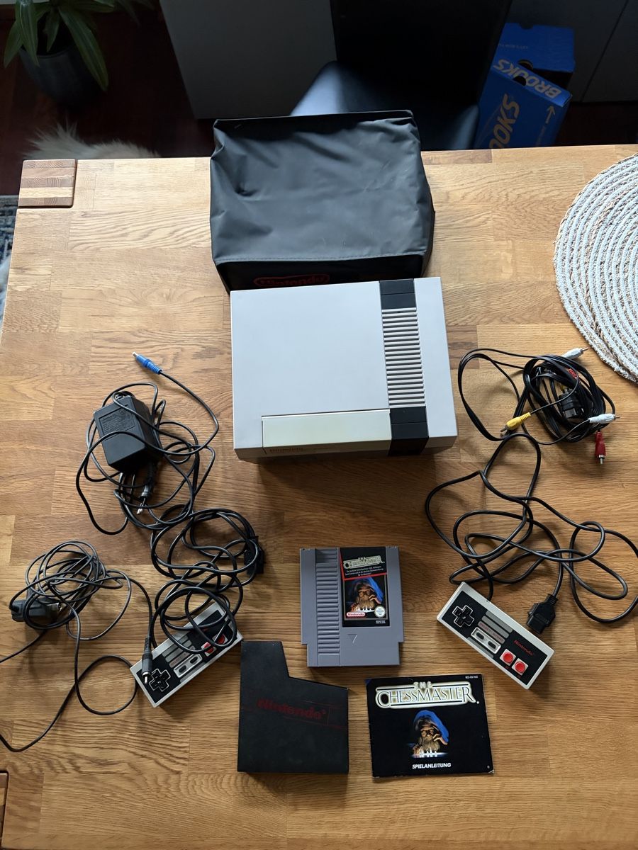 Nintendo Console: NES Konsole - 2 Controller - 1 Spiel - Top Zustand – Usato da Baden venduto da tob_t8gw