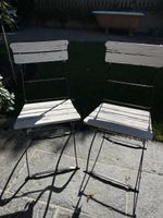 Zwei stabile Gartenklappstühle,  Metall Holz weiss lakiert