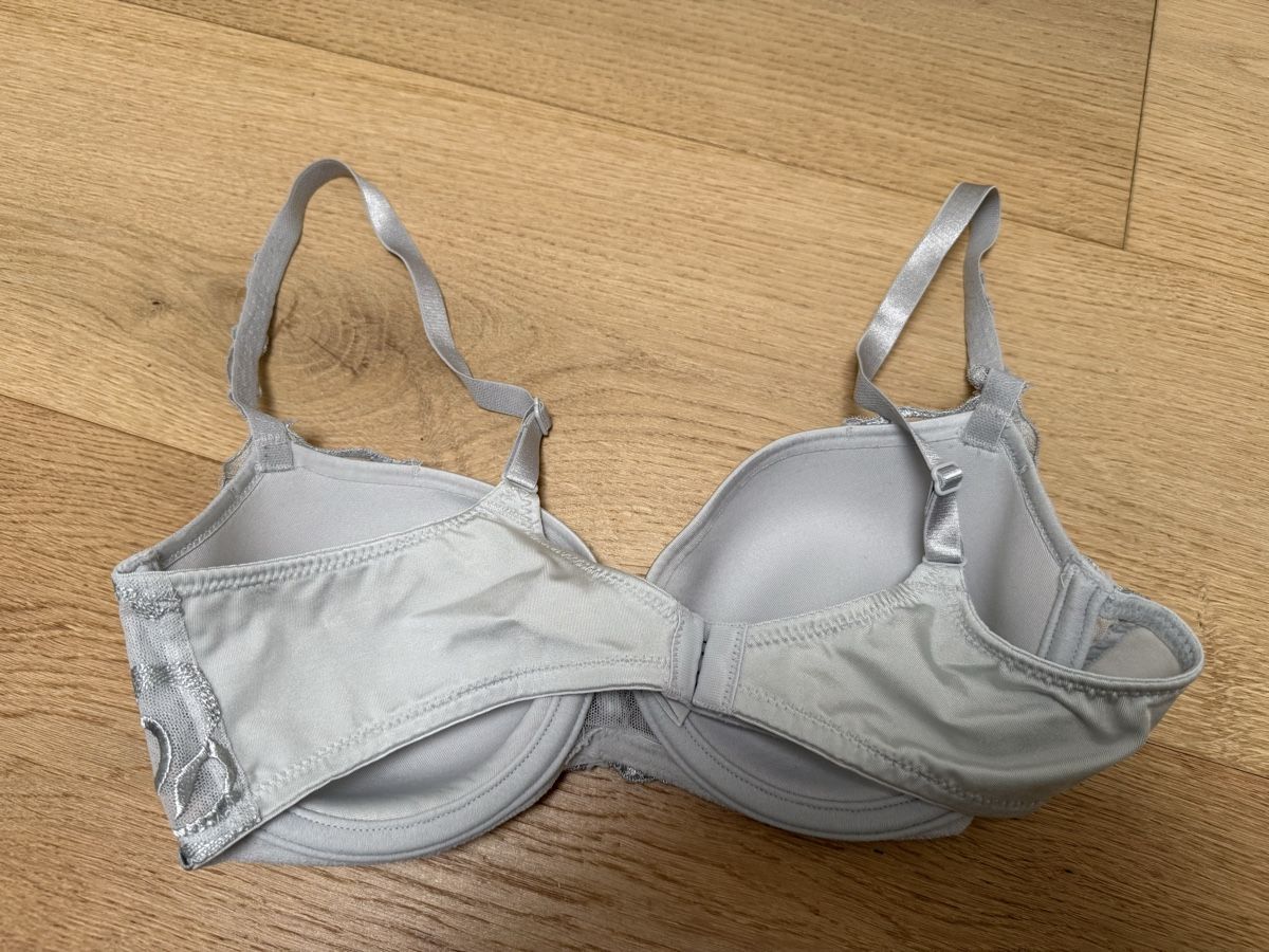Triumph Altra biancheria intima: Triumph Bügel BH, Grösse 75 C, Hellgrau mit Spitze, Top! – Usato da Hergiswil NW venduto da Labello01 1