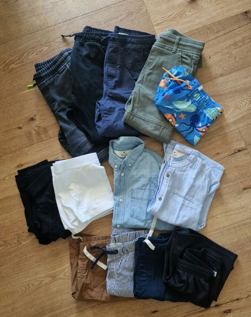H&M Lotti & Set di vestiti: Tolle Junge set 128 – Usato da Emmenbrücke venduto da Nadmorebiti
