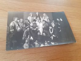 SCHWIIZER JUGEND DAZUMAL - THEATER mit KöNIG und TOD