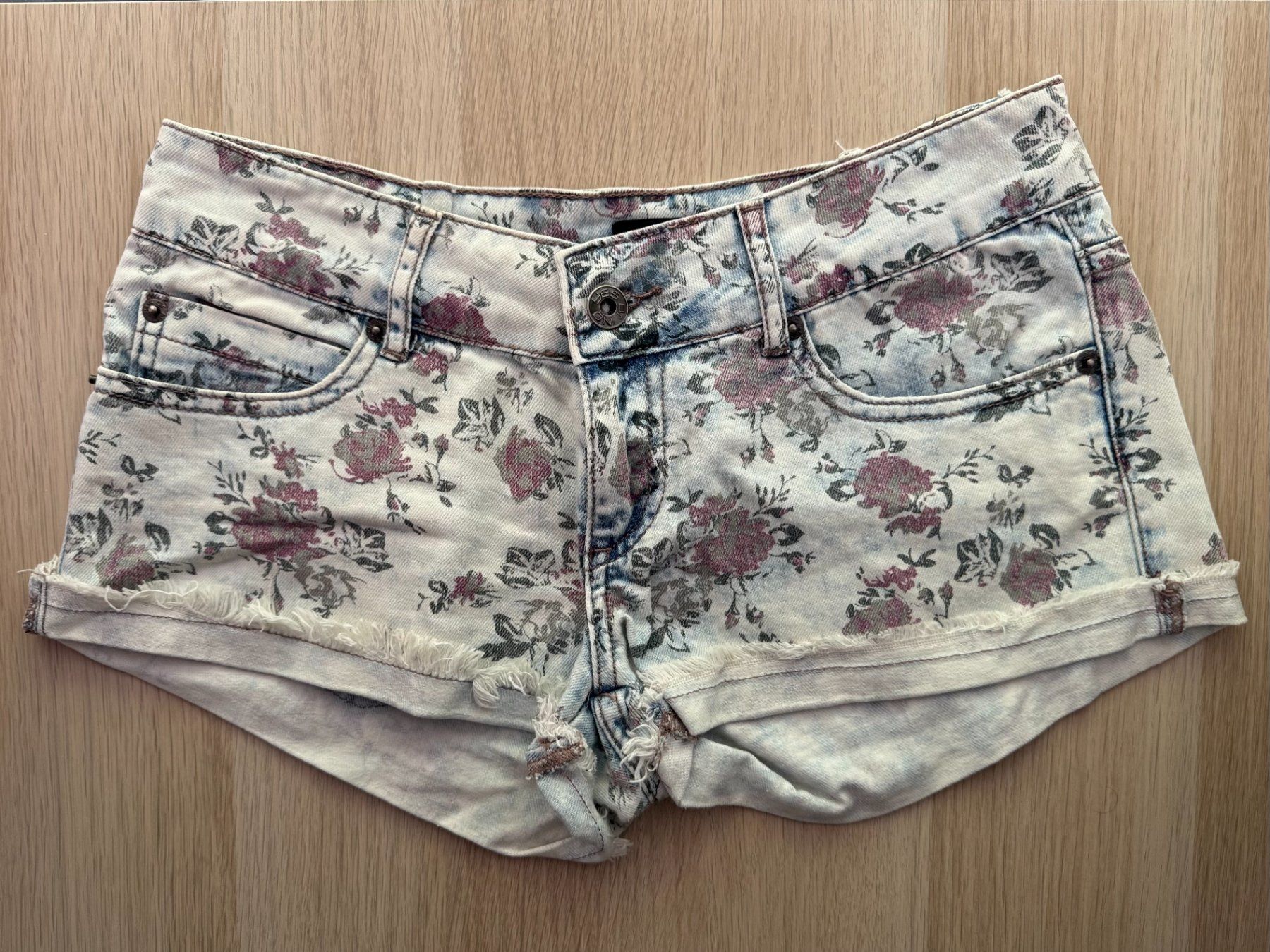 Yes Or No Pantaloni: Taille 34 - Short jeans à fleurs - YES or NO – Usato da Genève venduto da Reveur