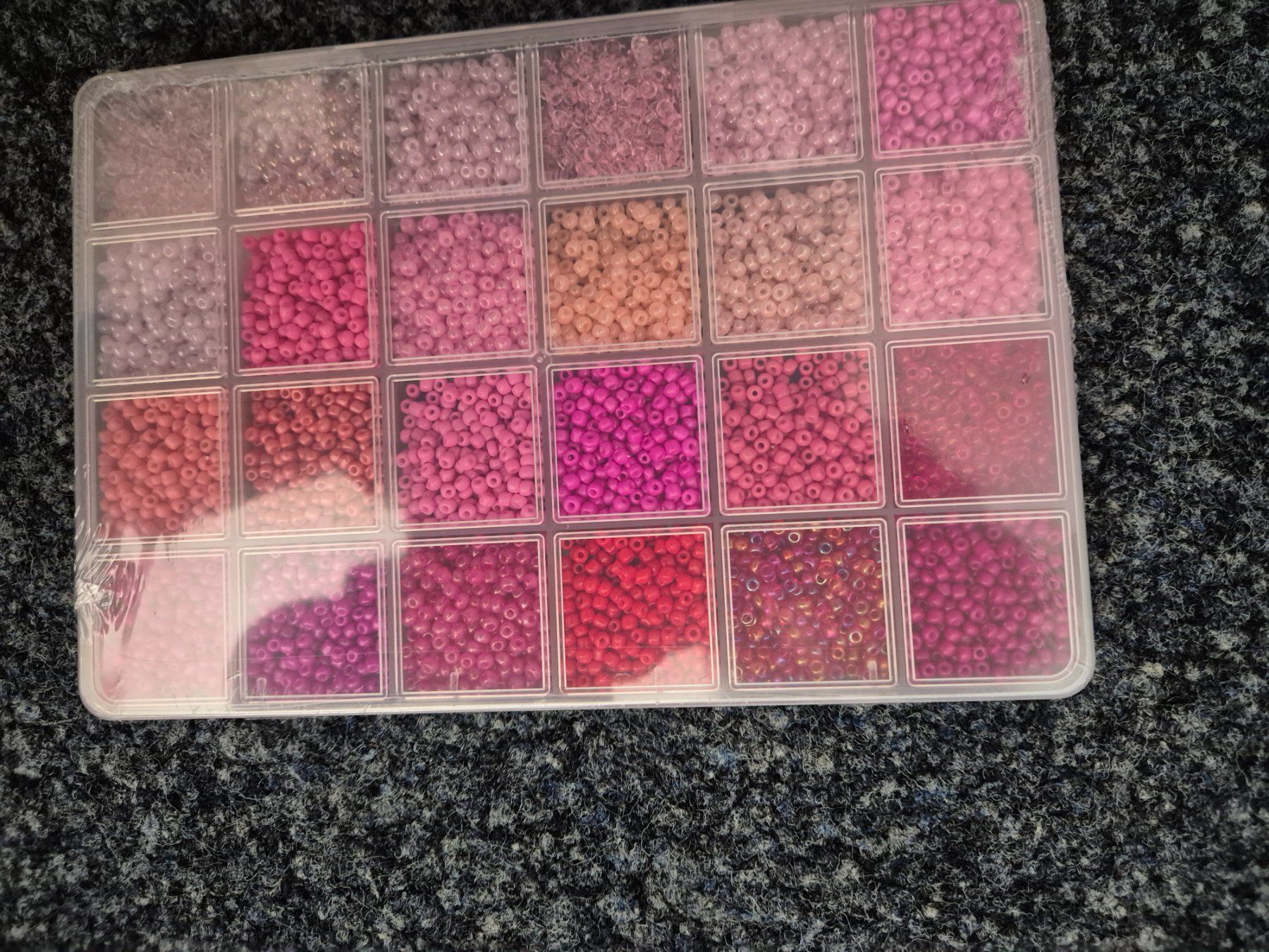 Perle (finte): Rocailles Perlen, 24 versch. Farben – Nuovo e nell'imballaggio originale da Läufelfingen venduto da Netti04 2