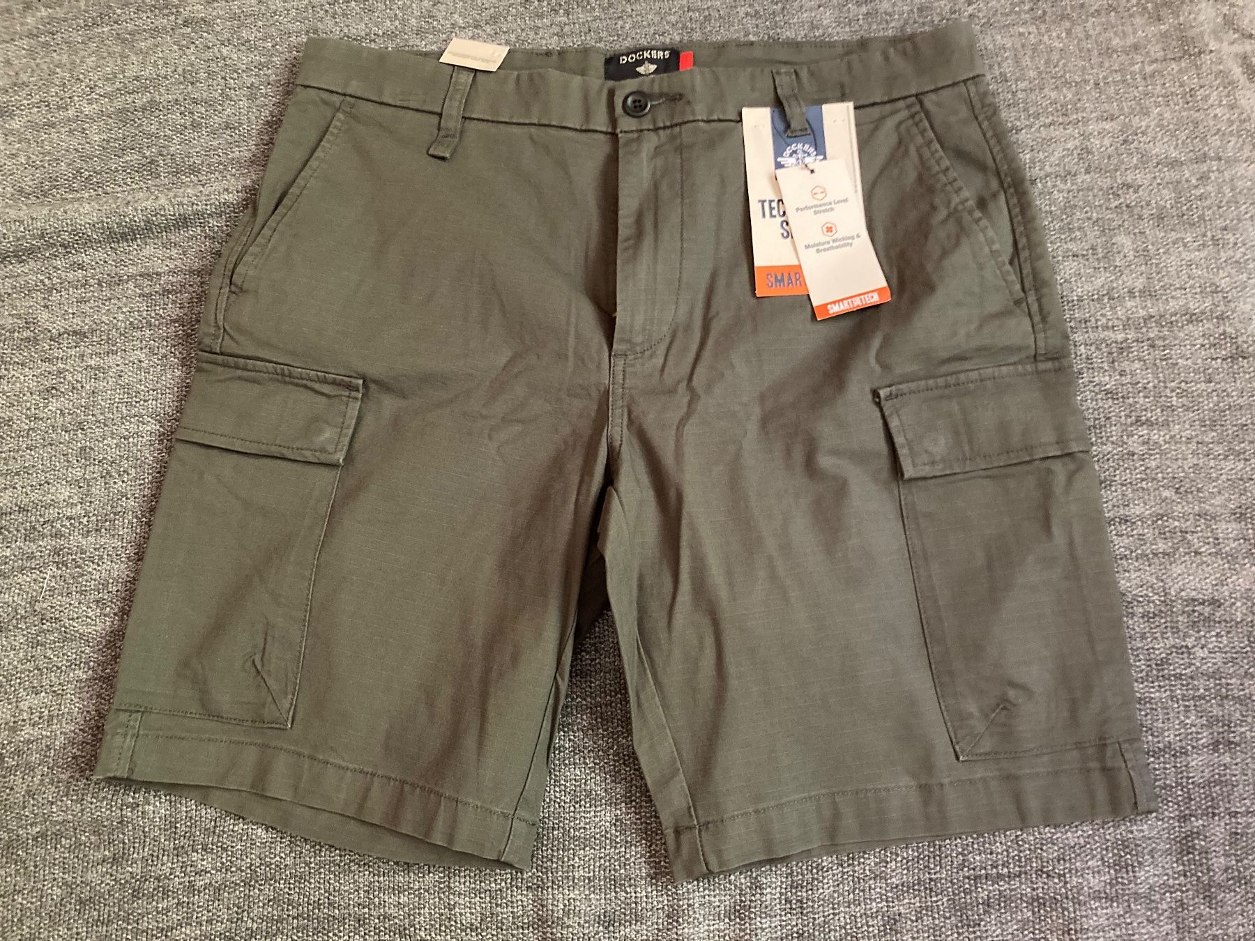 Pantaloni: Dockers - Short Tech Cargo - Vert - W33 (US) (V) – Nuovo (secondo la descrizione) da Fribourg venduto da Karushi