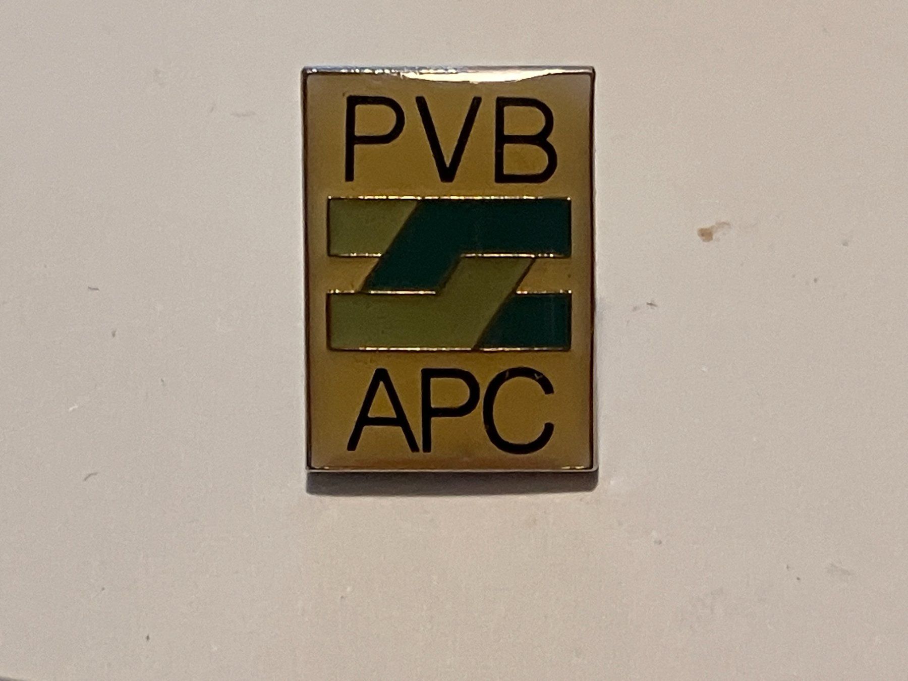 Placchette & Badge: 1 Pin PVB APC – Usato da Basel venduto da djwwpp