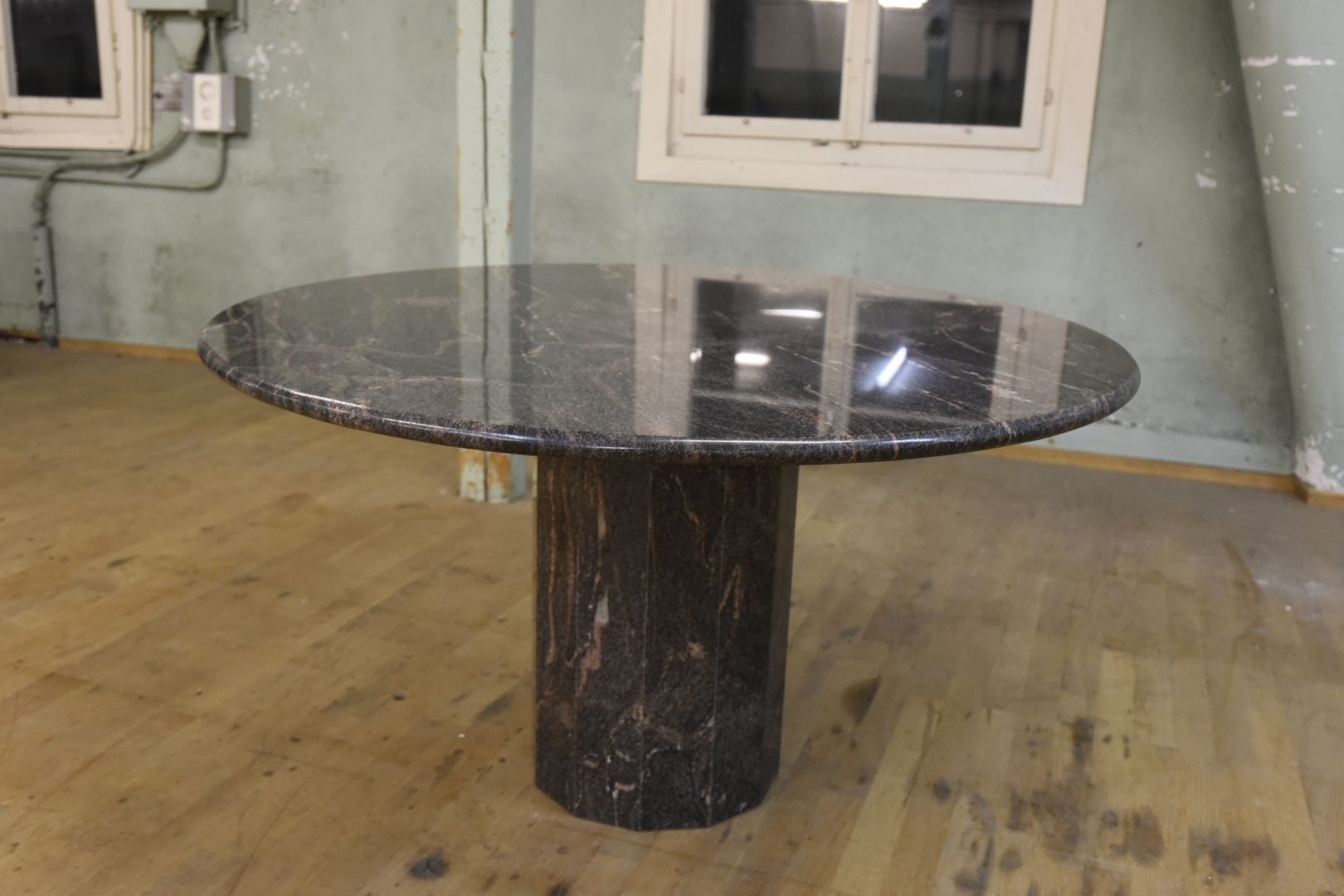 Tavoli: runder Designer Tisch aus Granit – Usato da Lichtensteig venduto da UsedIN