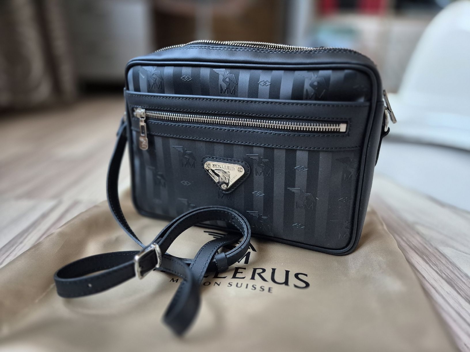 Maison Mollerus Taschen für Damen: NEUE MOLLERUS "LONDON" silber – Neu (gemäss Beschreibung) aus Unteriberg von VOI_69