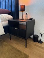 2x Nachttische und Nachttischlampen 