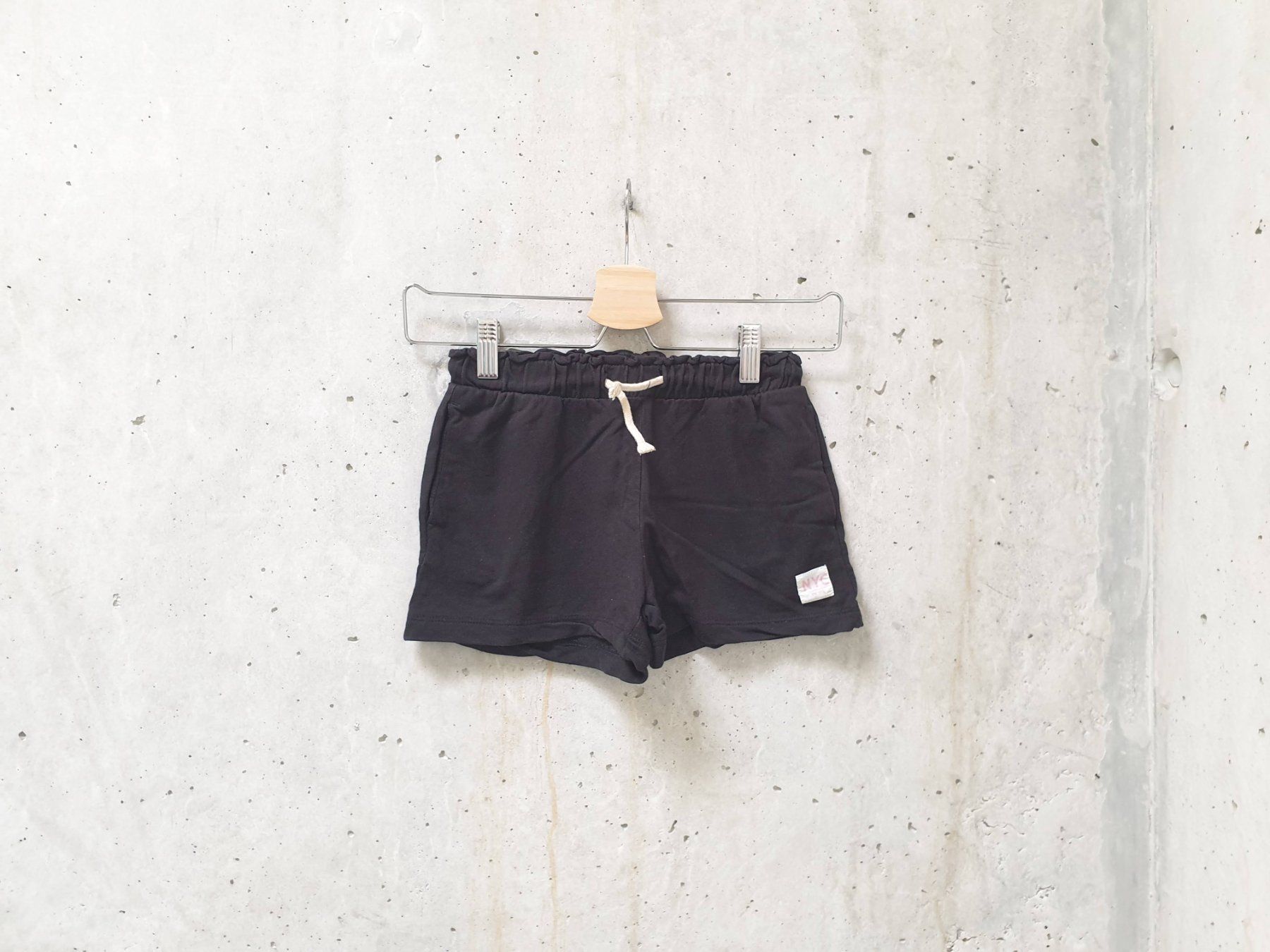 H&M Pantaloni: Short en molleton, noir, patch NYC H&M, fille, taille 140 – Usato da Fribourg venduto da fripons