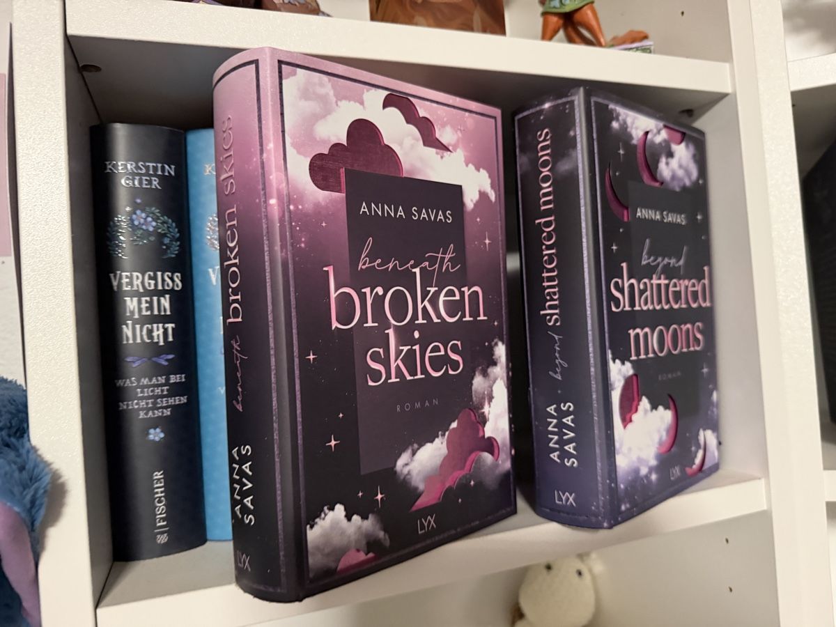 Libri: Anna Savas Romane Broken Skies Shattered Moons – Nuovo (secondo la descrizione) da Neukirch an der thur venduto da Lorena.fiio