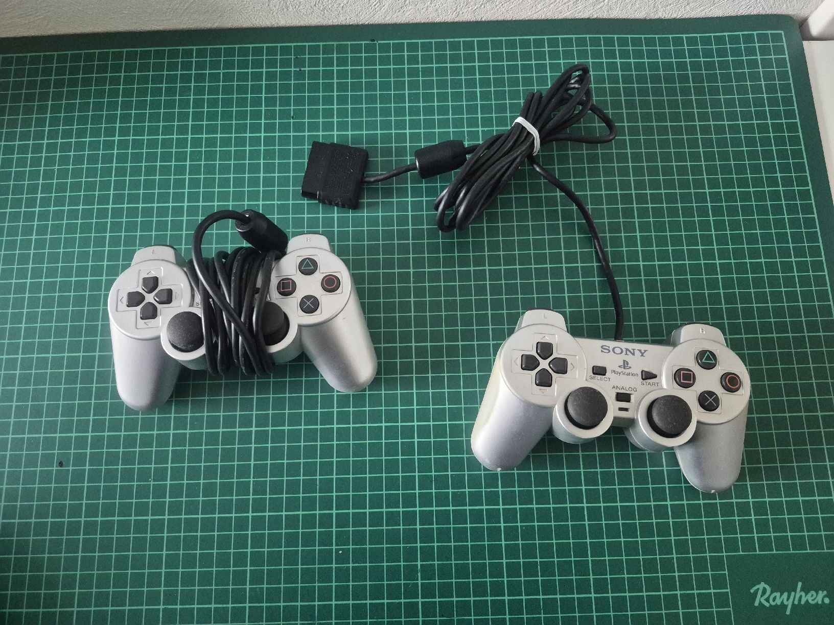Sony Controller: 2x Sony PlayStation 2 Controller Silver PS2 – Gebraucht aus Meyrin von Retro-GZ