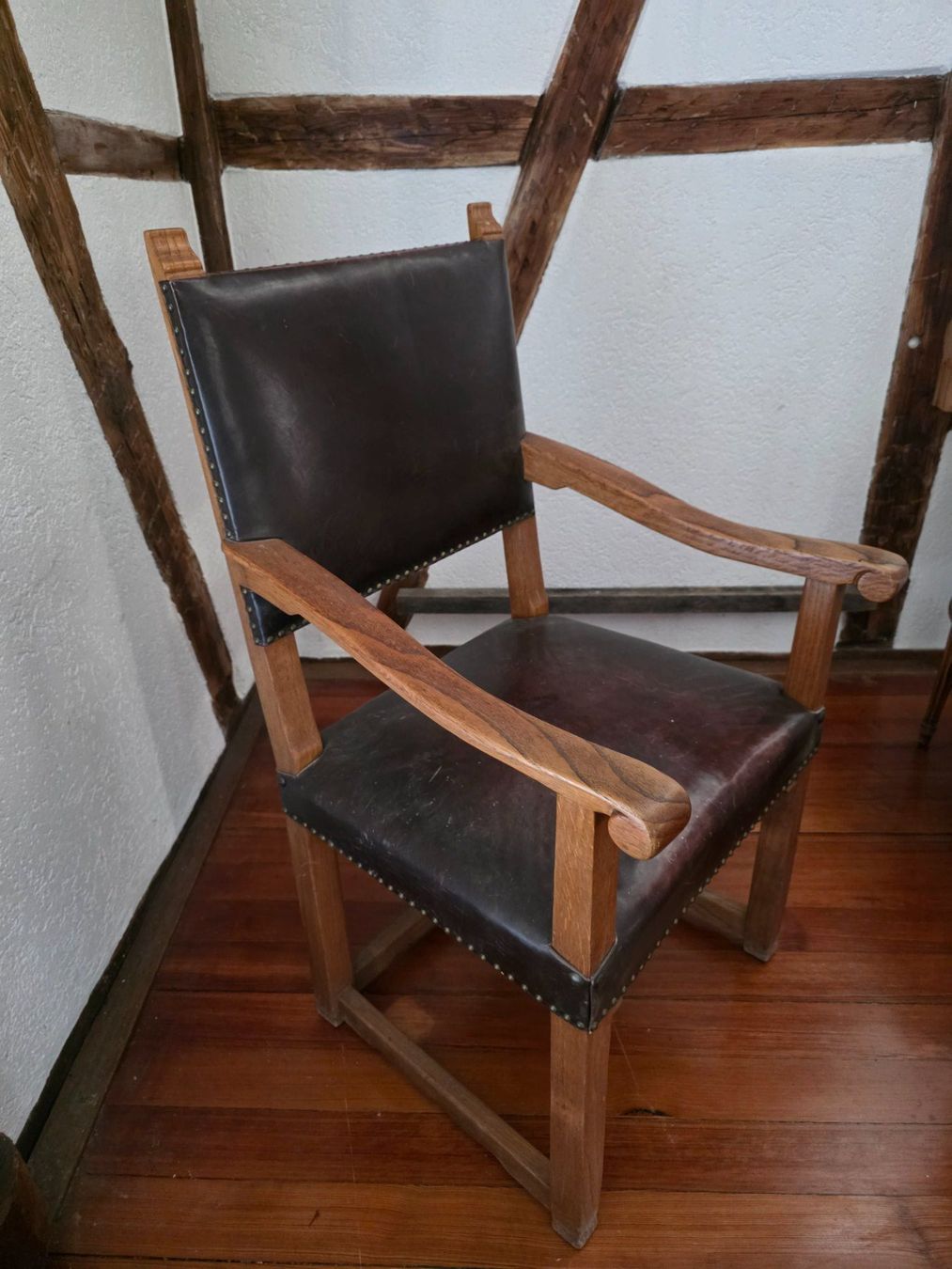 Sedie: Antiker Thron Hocker Sessel Stuhl Holz Leder – Usato da Walterswil BE venduto da Lonitti