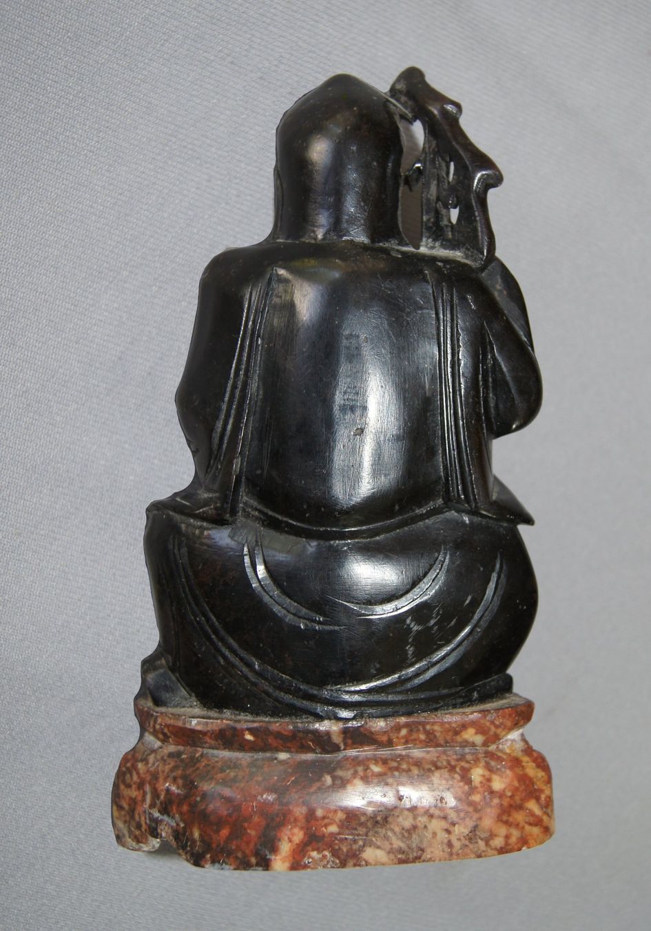 Figuren: Specksteinfigur eines Weisen, schwarz – Gebraucht aus Geroldswil von ARTEFACTO 5