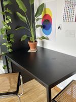 schwarzer Ikea Tisch