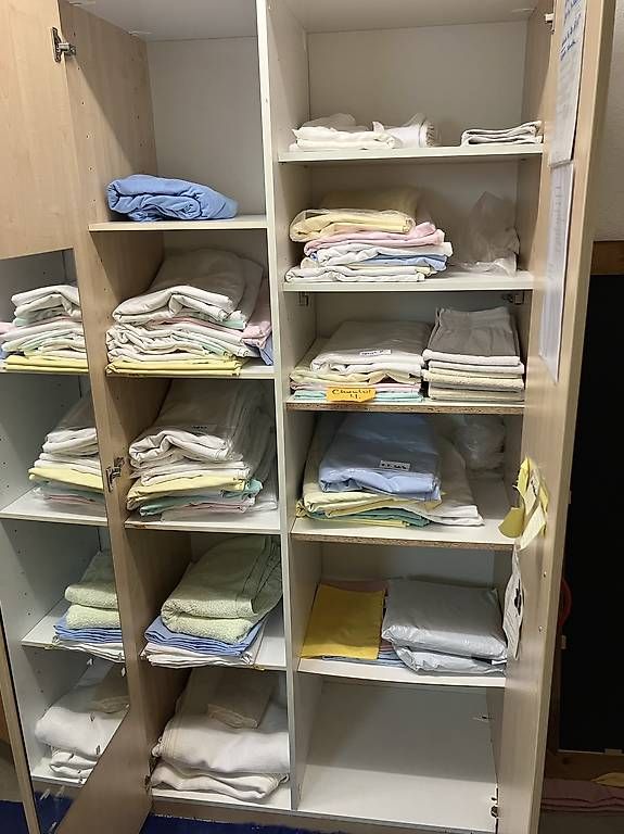 Armoires: Holzschrank furniert  – D'occasion à Kerns par Adrian613 1