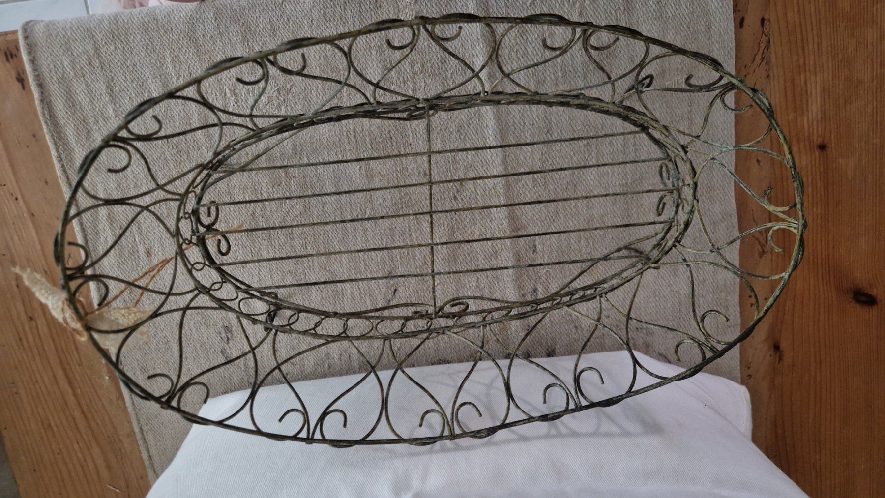 Autres articles pour la maison: Hübscher Drahtkorb oval mit Standfuss – D'occasion à Rütihof par Teddy1985 1