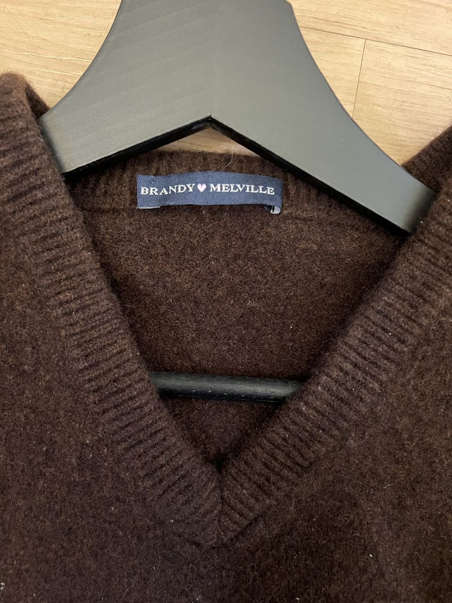 Brandy Melville Pullover & Sweatshirts: Brandy Melville Pullover braun V-Ausschnitt One sized  – Gebraucht aus moosseedorf von andrina.salis