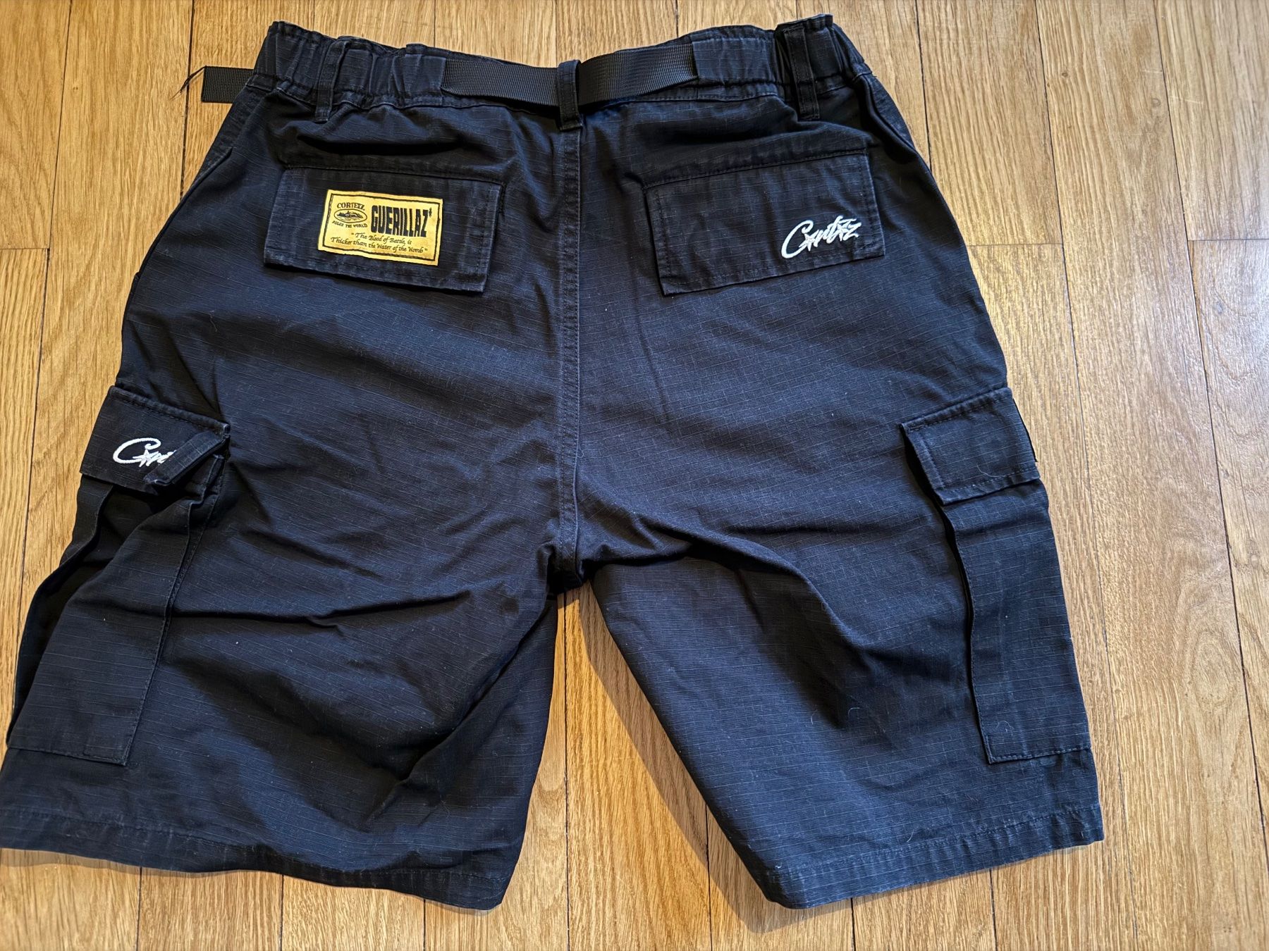 Corteiz Pantaloni: Short Guerrillaz noir, taille ajustable, parfait été! – Nuovo (secondo la descrizione) da Lausanne venduto da cat_656q 2