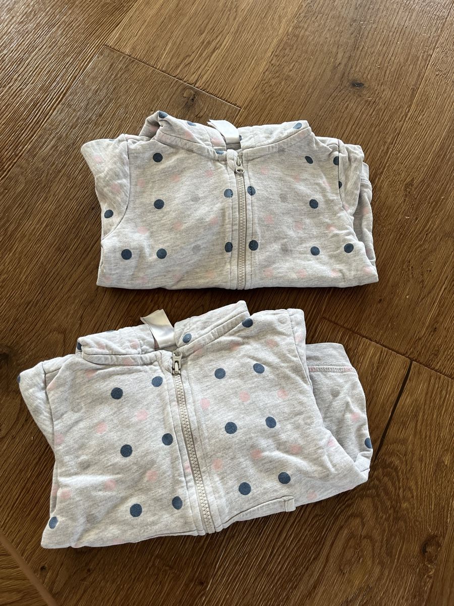 C&A Vestes & Manteaux: 2 x C&A Strickjacke Zwillinge Größe 86 – D'occasion à Wolfwil par NewGirl 3