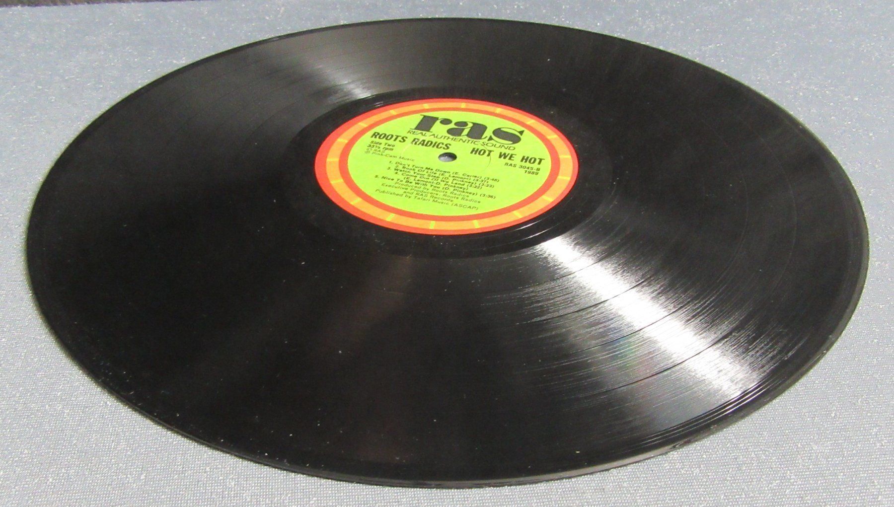 Dischi in vinile: Roots Radics - Hot we hot - LP ab CHF 4.00 – Usato da Auenstein venduto da Padabimbim 4