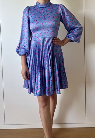 Kleid mit Blumenmuster blau Grösse S