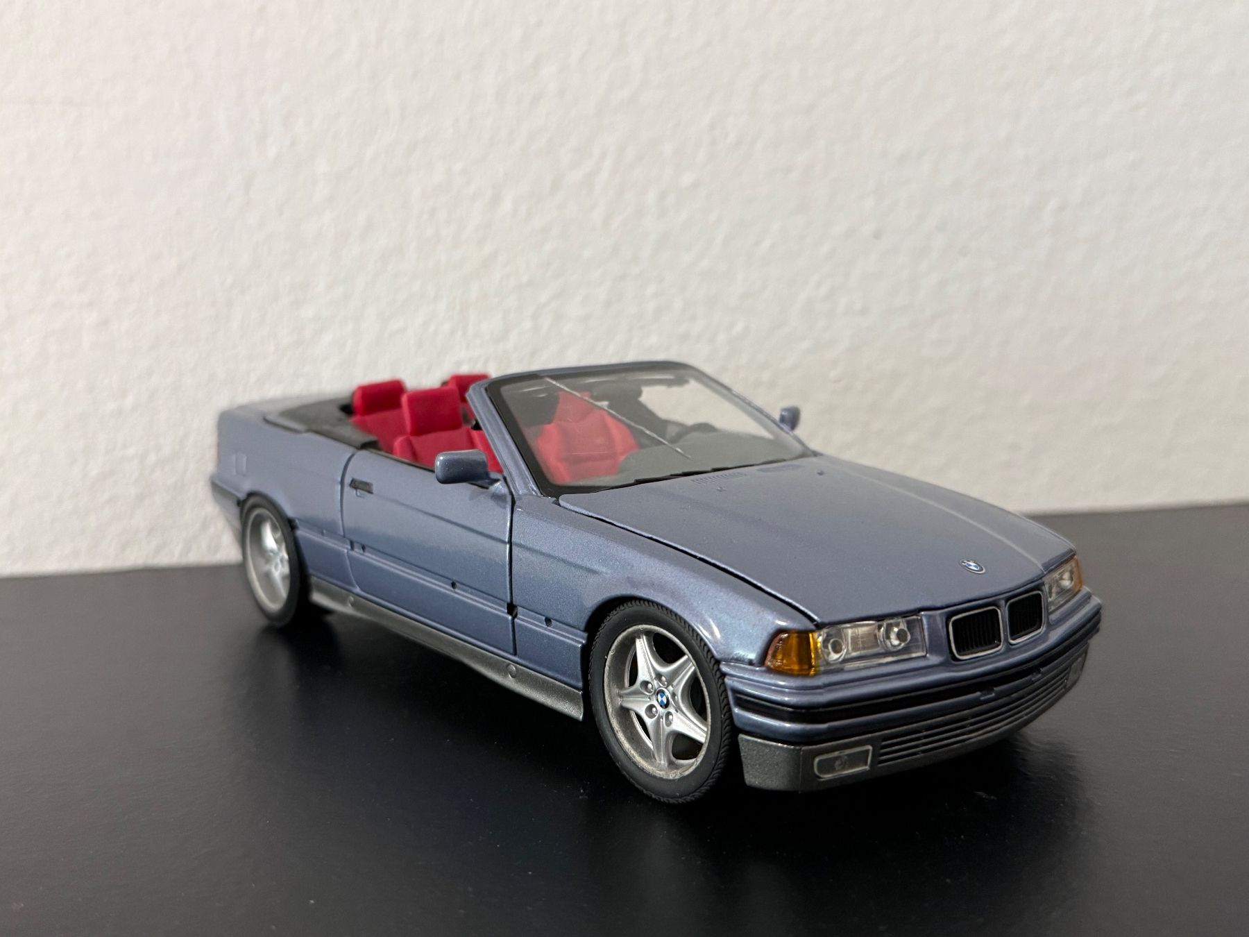 BMW Modellini d'auto: BMW 325i E36 Cabrio 1:18 Maisto – Usato da Bülach venduto da Meti2023