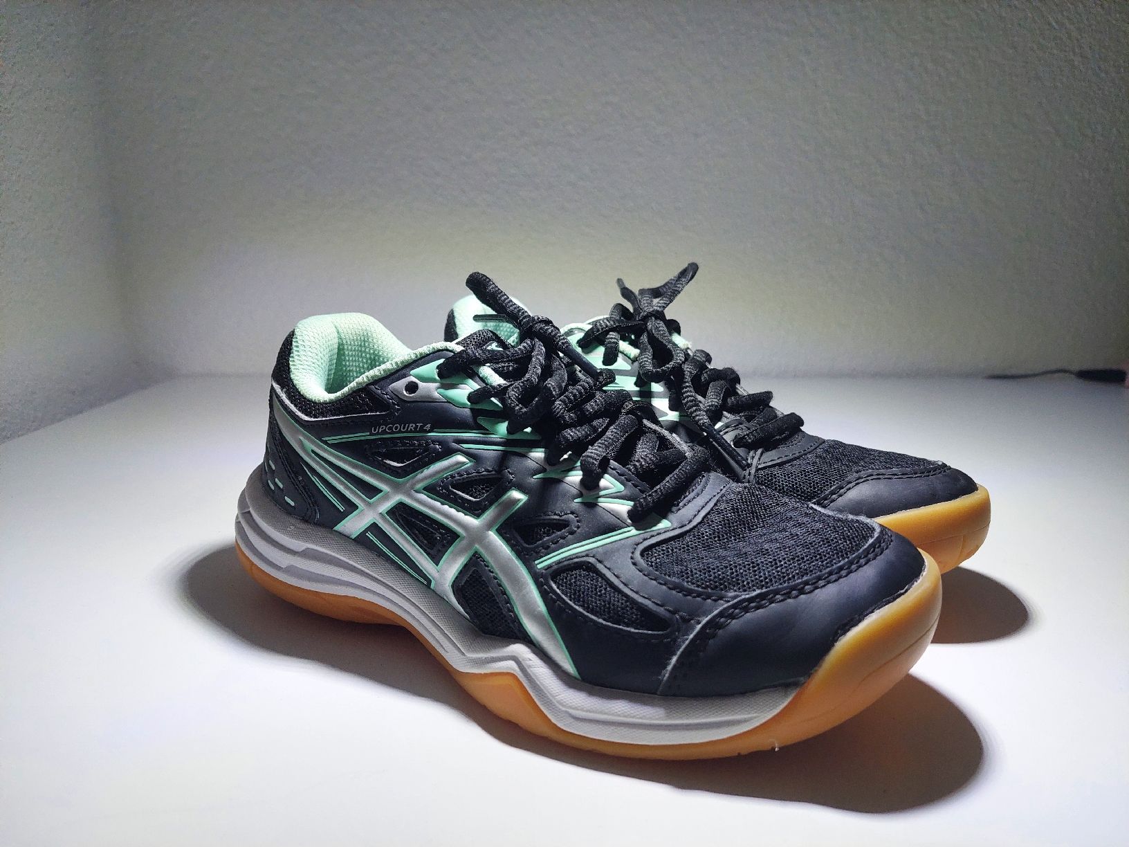 Asics Scarpe da uomo: Asics Hallenturnschuhe Gr. 33.5 – Usato da Liesberg Dorf venduto da FamilieBond007