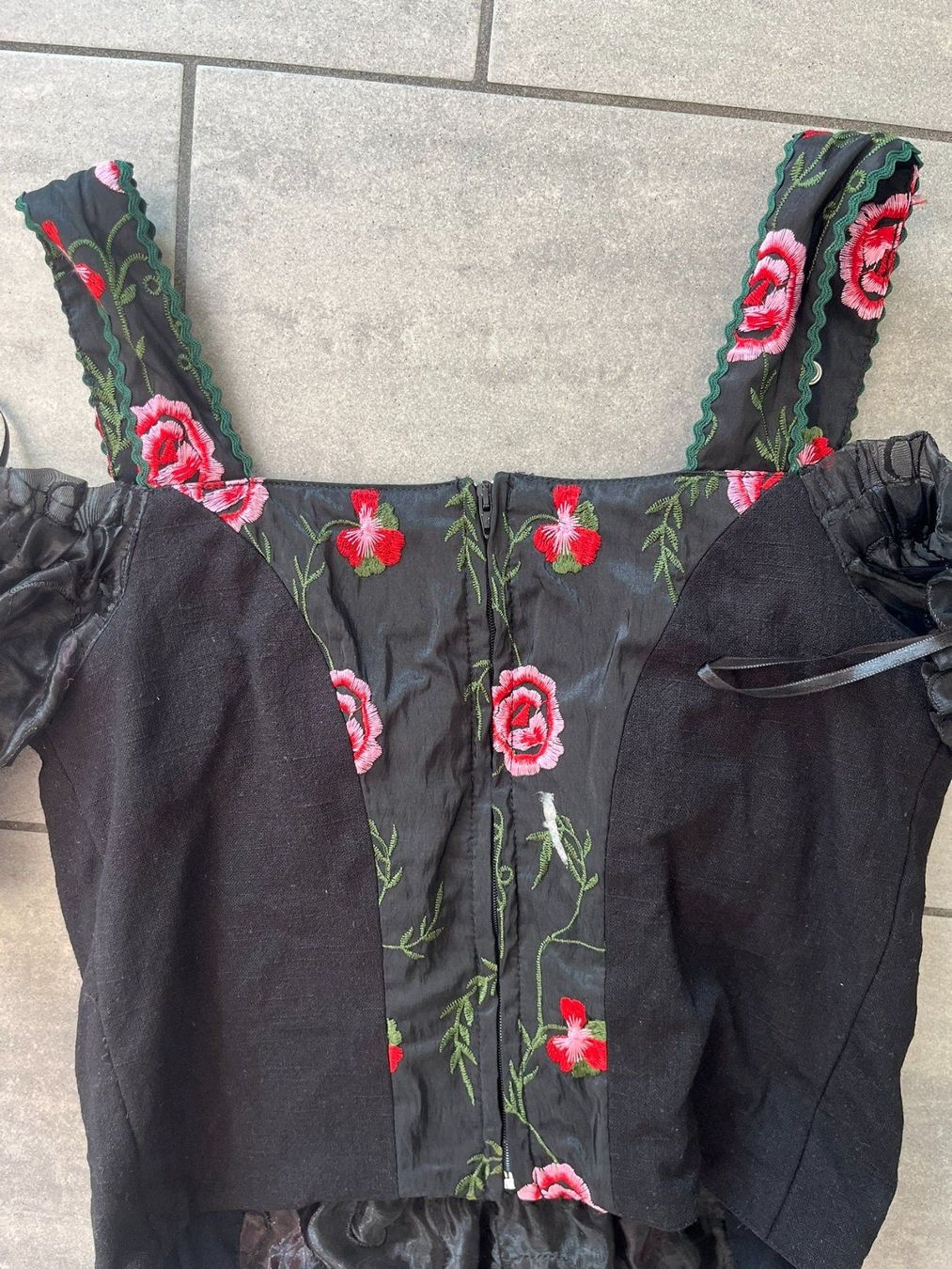 Kostüme: FUCHS Dirndl Bluse Schwarz/Rosen – Gebraucht aus Otelfingen von Denis_ZH 4