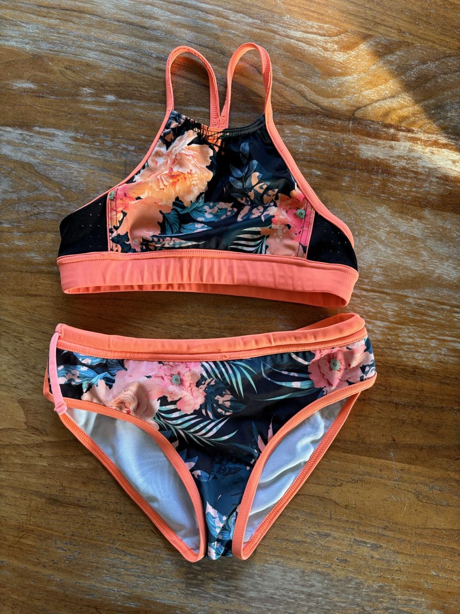 Decathlon Costumi da bagno & Bikini: Badeanzüge 8-9 jährige – Usato da Hinwil venduto da princess_12 2