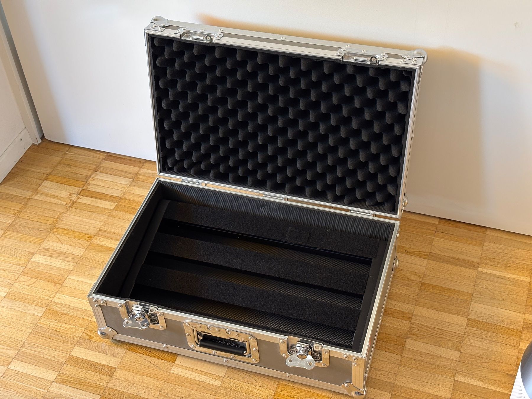 Pedaltrain Strumenti musicali: Pedaltrain Classic 1 Hardcase TC Koffer Pedalboard Gitarre – Usato da Basel venduto da Goldenera777