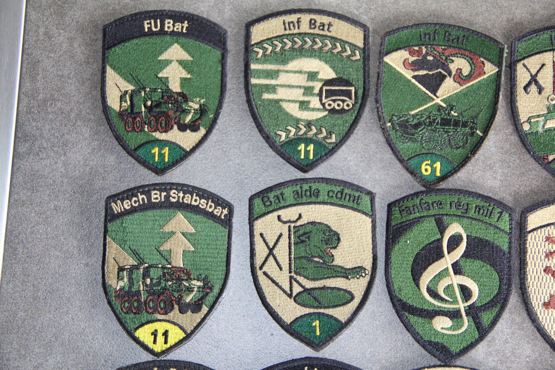 Schweizer Armee Placchette & Badge: 24 Stk. Badge mit Klett Schweizer Armee – Usato da Belp venduto da Tomsek 1