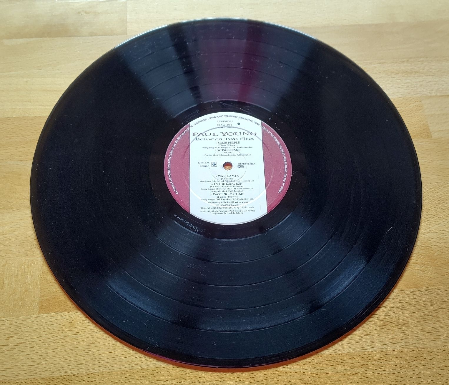 Schallplatten: Paul Young - Between Two Fires - Vinyl LP - Top Zustand! – Gebraucht aus Bonaduz von Gluehwuermchen44 5