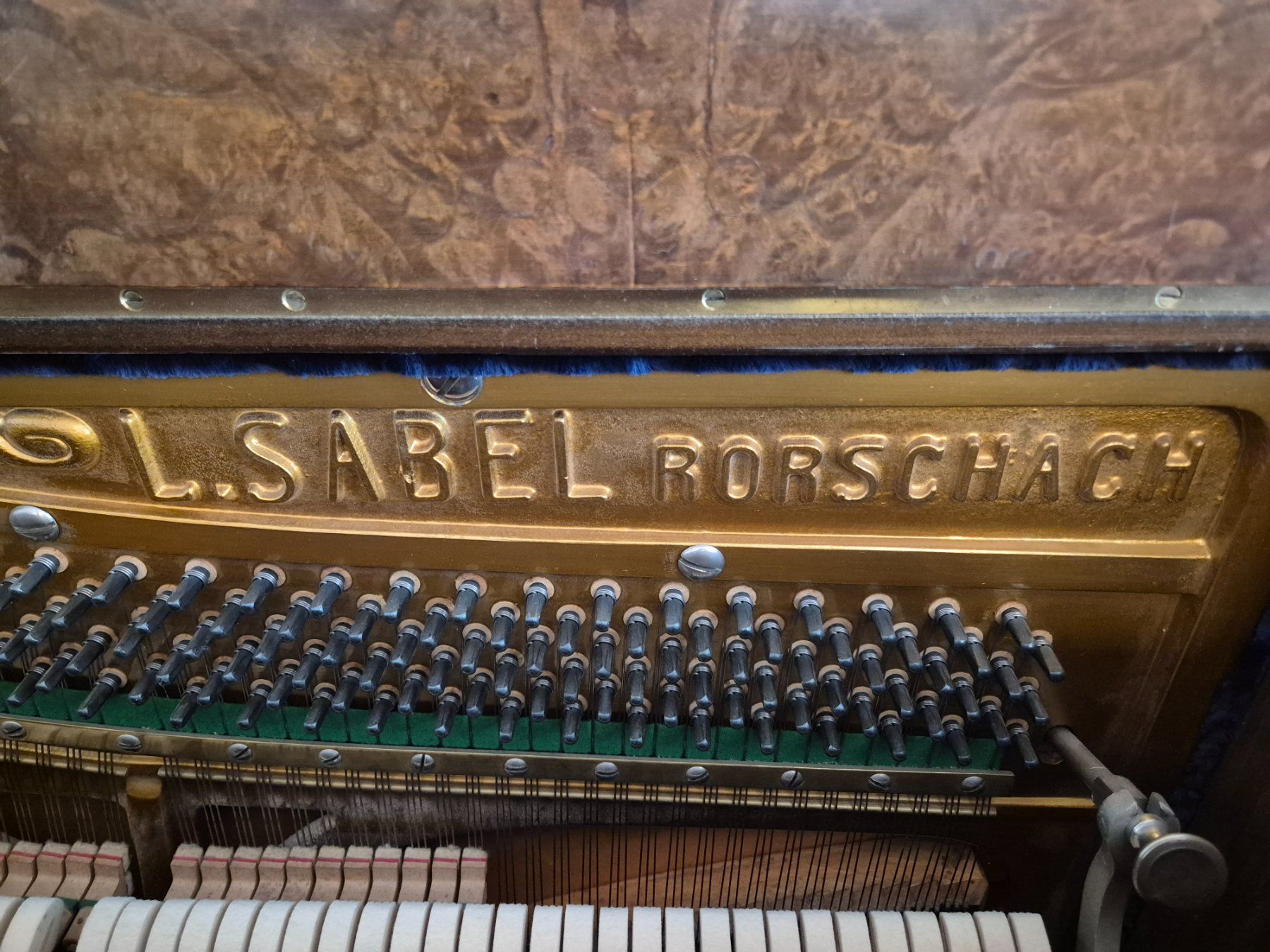 Instruments de musique: Klavier mit Hocker Sabel Krommpholz Bern – D'occasion à Innerberg par barbarawidmer 7