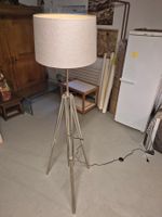 Elegante Dreibein-Stehleuchte mit Teleskop-Stativ (Möbel Stu